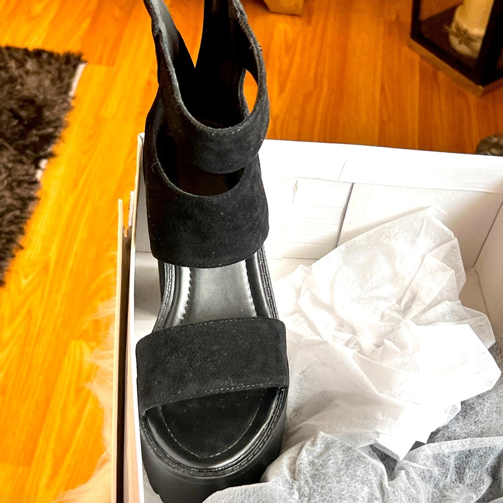 Never worn Hook-and-loop Fastener Strap Sandals